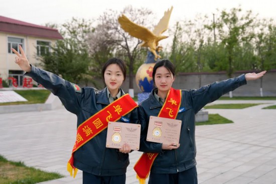 港联证券 祝贺！陆军首批自主培养女空中领航员顺利单飞